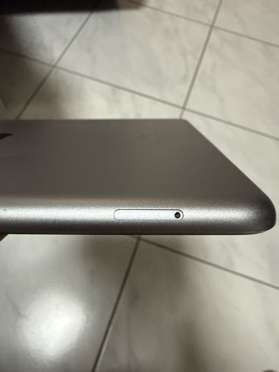 Apple Tablet PC: iPad A1954 – Difettoso da Payerne venduto da Kikas 6