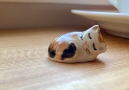 Kleine schlafende Glückskatze Porzellan 3x2cm plus Kissen