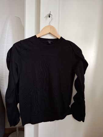 Pull COS en laine noir, volants aux manches XS