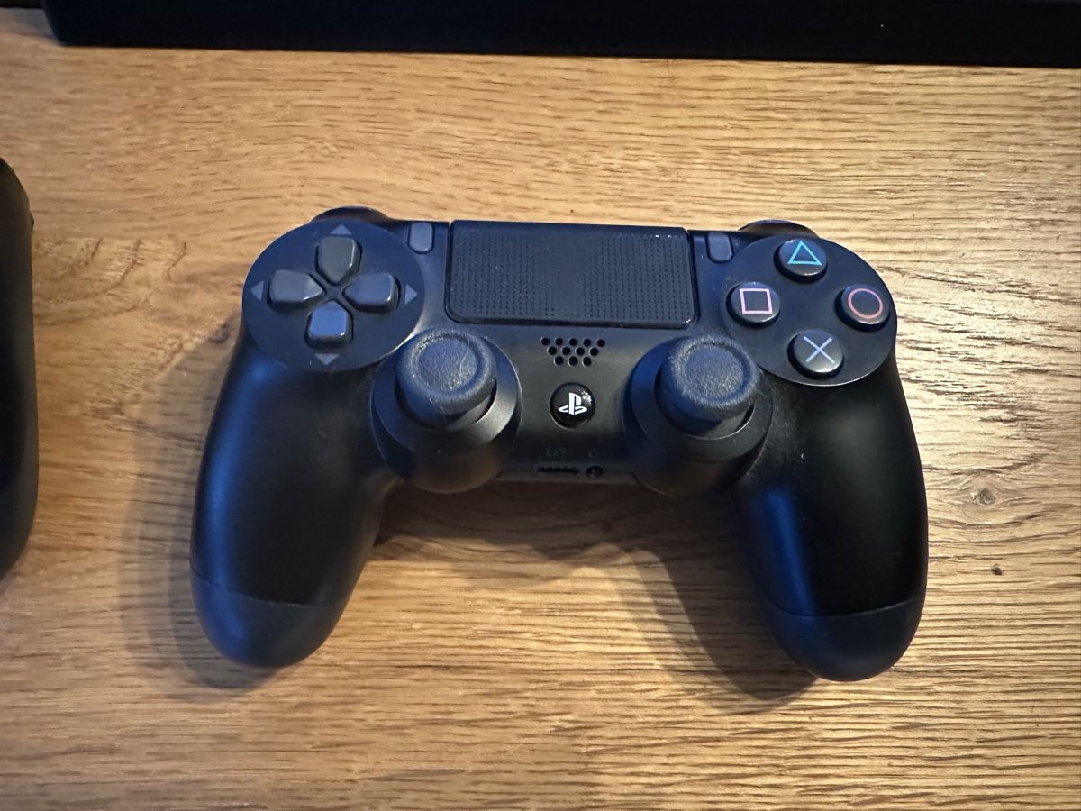 Sony Console: PlayStation PS4 Pro mit zwei Controller  – Usato da St. Gallen venduto da ire_6ktn 2