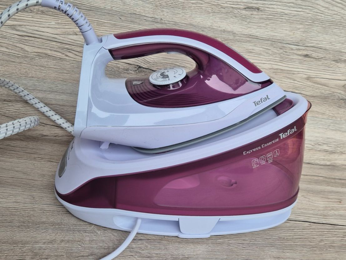 Tefal Bügeleisen: TEFAL Express Essential Bügeleisen mit Wassertank – Gebraucht aus Neerach von SilliS