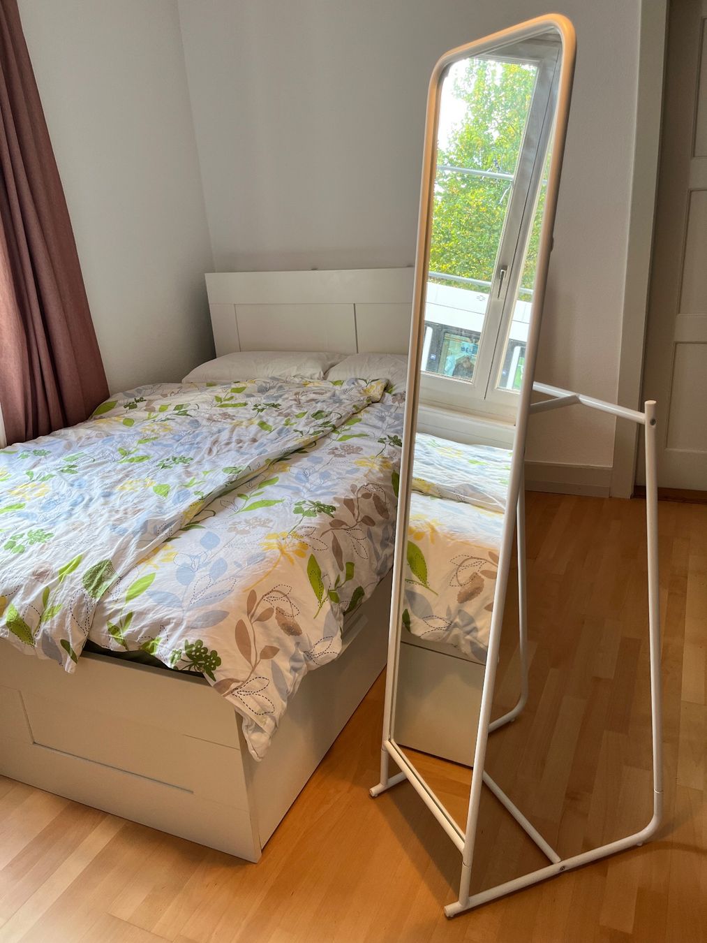 Ikea Miroirs: Standing mirror with clothes hooks – D'occasion à Zürich par nic_sm9b