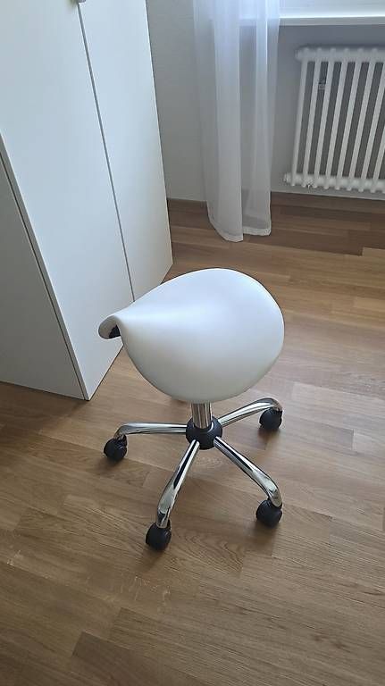 Hocker: Ergononischer Hocker in weiss
 – Gebraucht aus Effretikon von SuuitAnsch 1