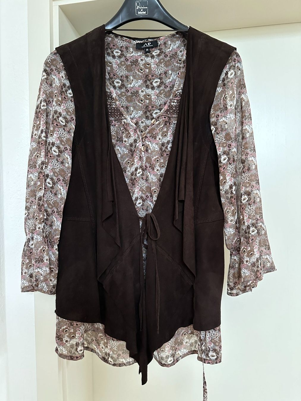 Gerry Weber Gilet & Giacche senza maniche: Wildleder-Gilet inklusive Bluse – Usato da Freienbach venduto da aktionen4u
