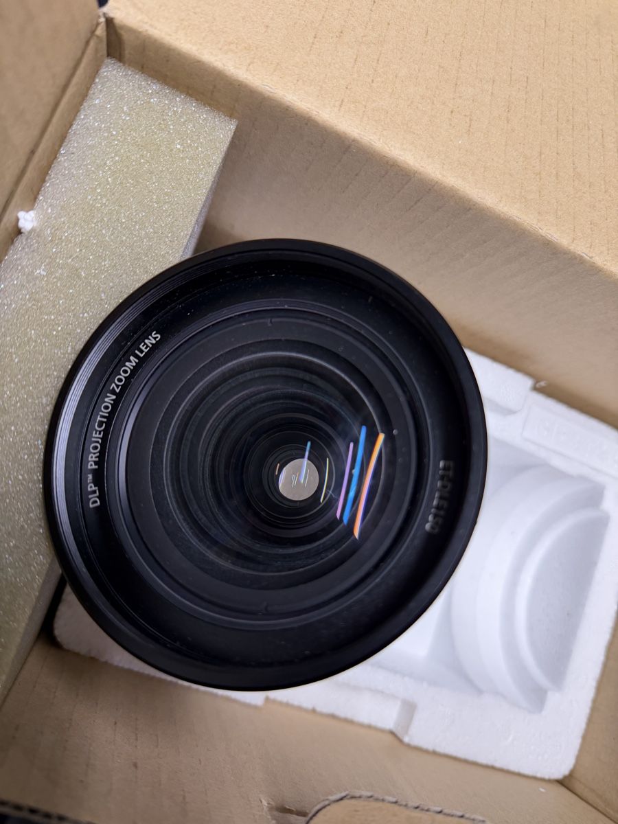 Panasonic Proiettori: Panasonic PT-D6000 Beamer mit Linse – Usato da Wiler Lötschen venduto da PADDY-25 2