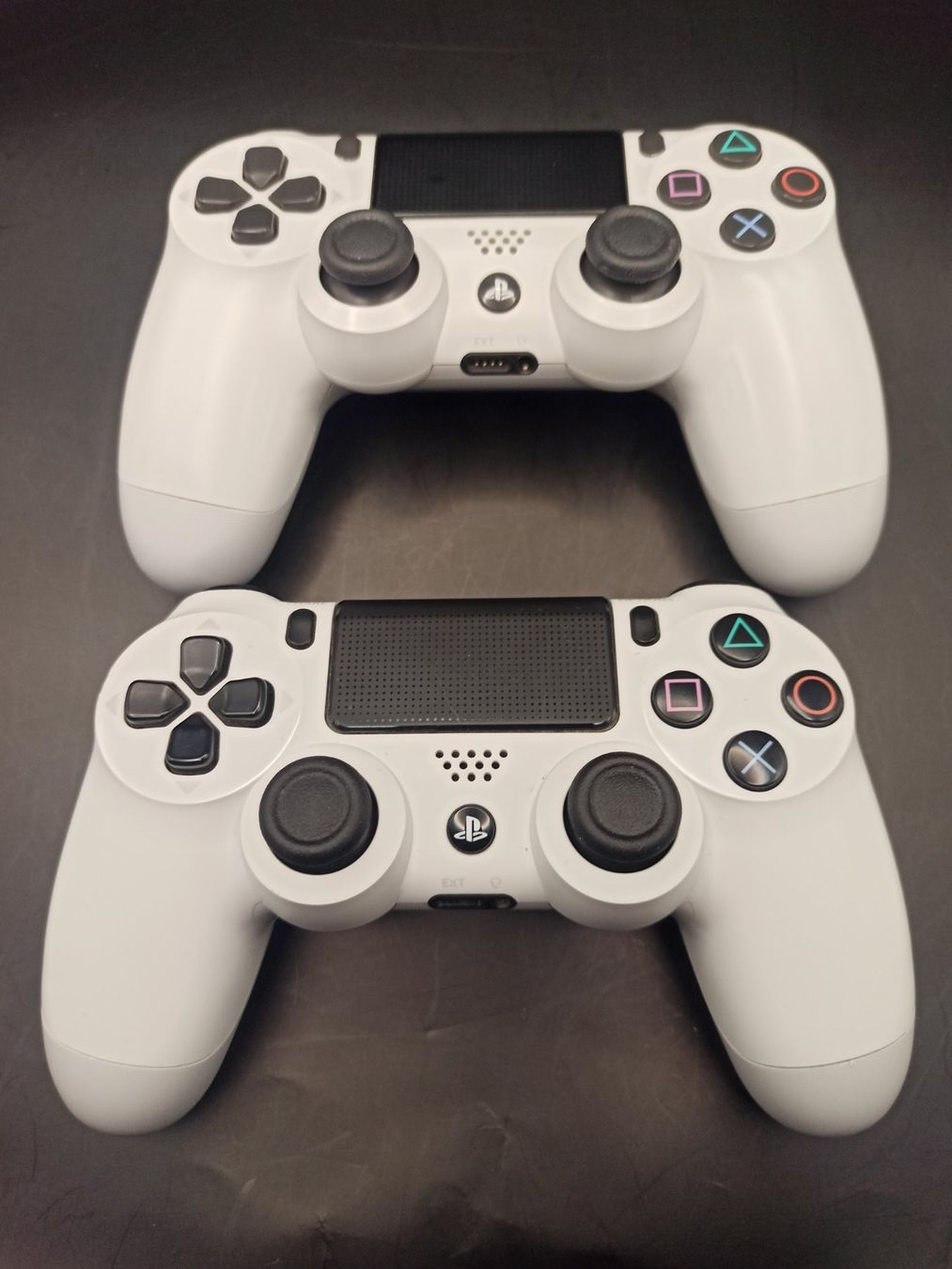 Controller: 2 x Original Controller Sony PS4 Wireless DualShock 4 WEISS – Gebraucht aus Oberweningen von mar_87mx
