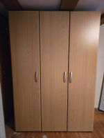 Dreitüriger Kleiderschrank mit Regalen gebraucht