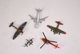 Vintage-Set aus 5 Flugzeugen und Hubschraubern – Miniaturfig