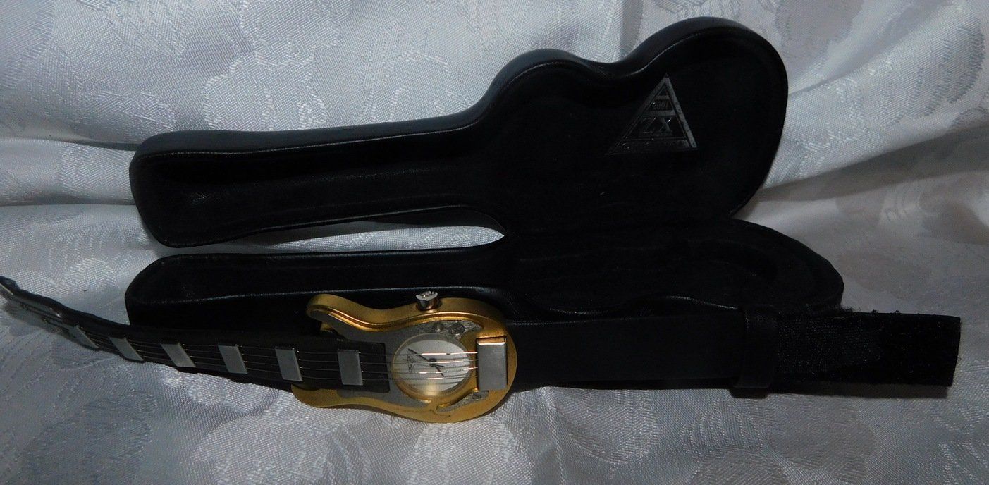 Uhren: Quarzuhr in Gitarrenform, mit Köfferchen – Gebraucht aus Villnachern von Niggo0 2