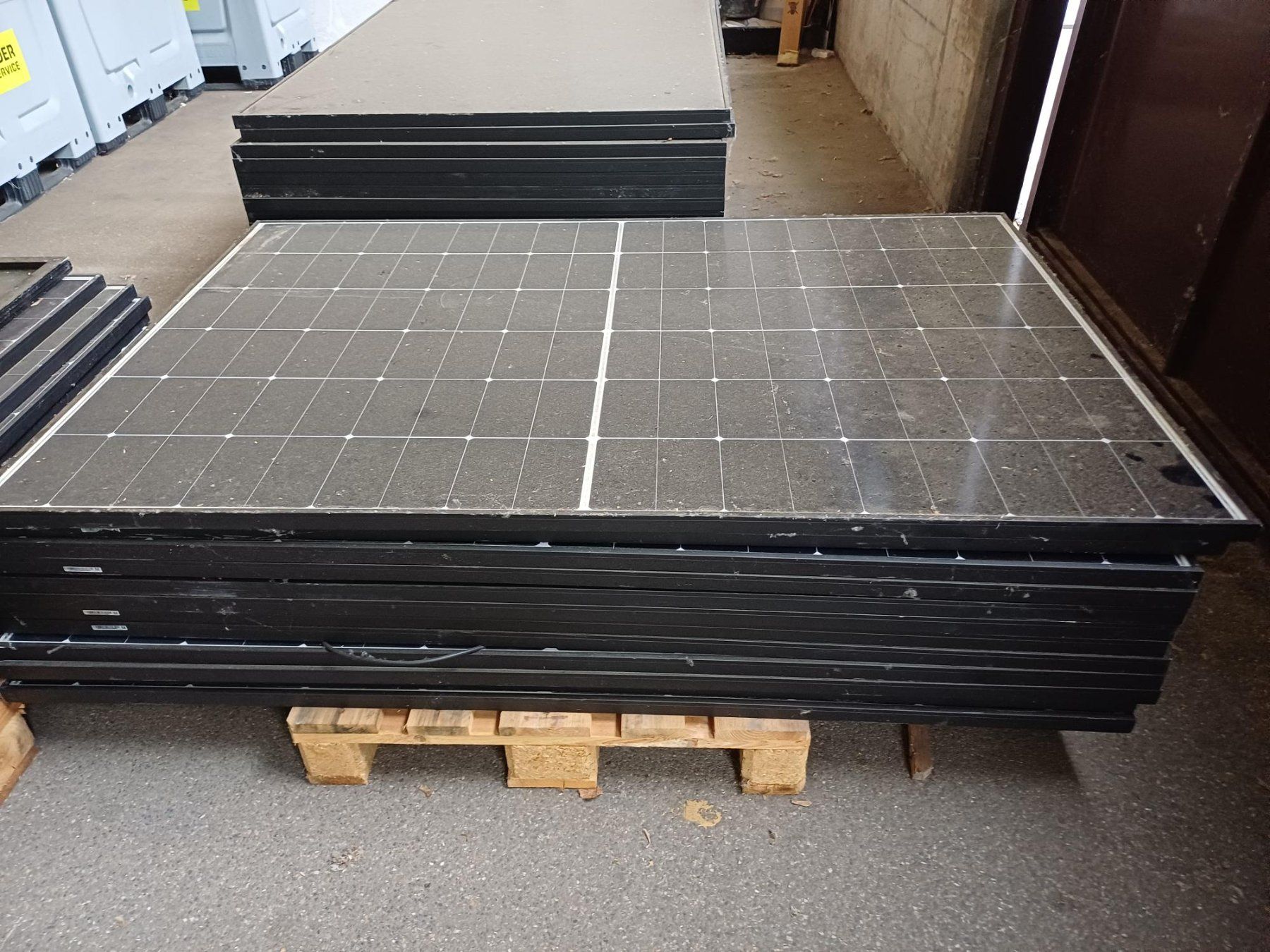 Longi Dispositivi a energia solare: Restposten! Diverse Solarmodule & 2 Wechselrichter – Usato da Rickenbach b. Wil venduto da Toptrading