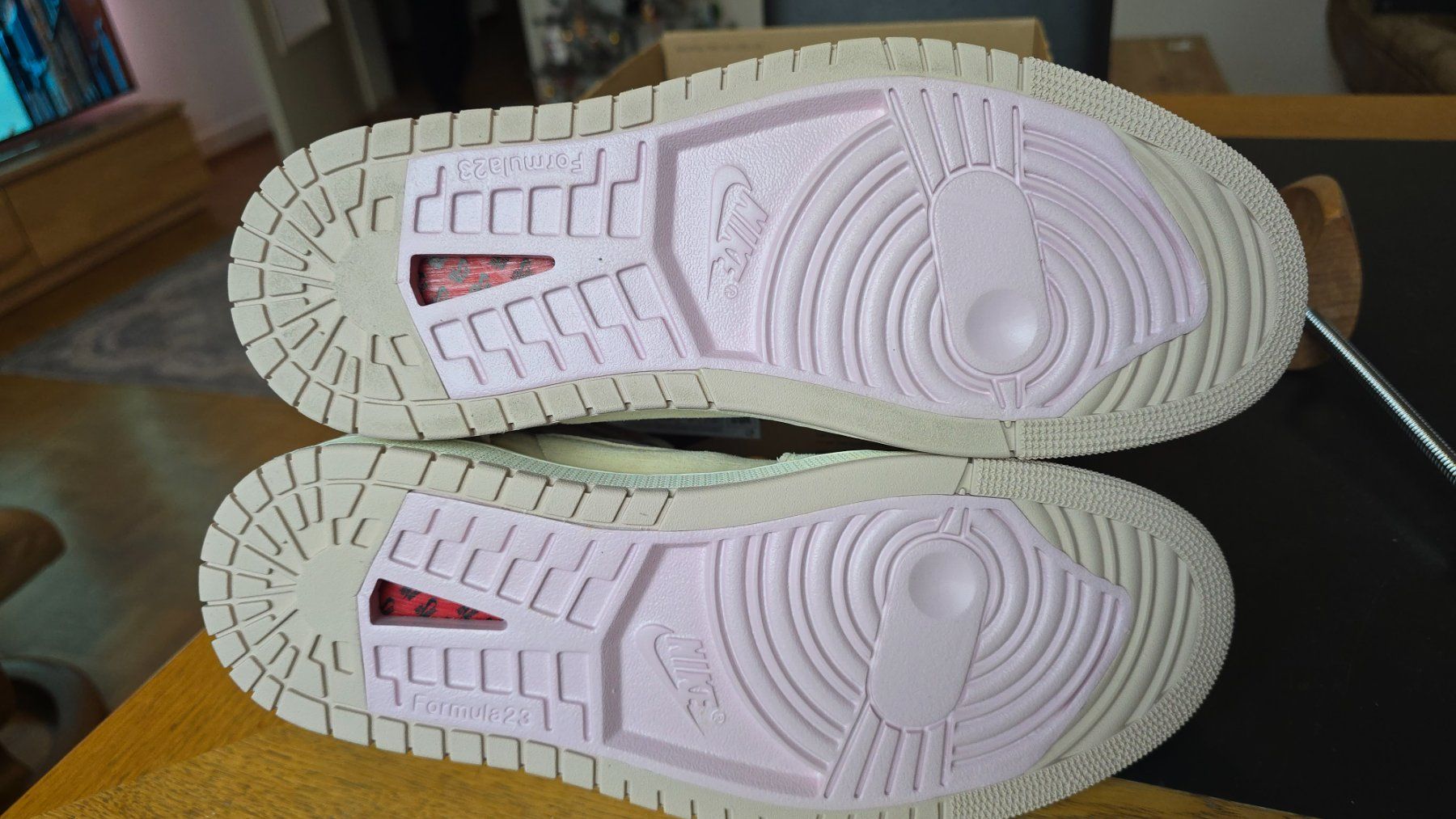 Jordan Scarpe da uomo: Jordan 1 High Zoom Air CMFT 2 EU 44.5 – Nuovo (secondo la descrizione) da Wallisellen venduto da theblacksheep 4