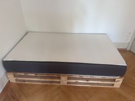 Bett  120x200 mit Palettenrahmen und Matratze guter Zustand