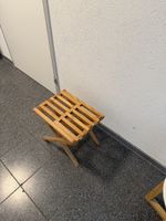 Klappbarer Beistelltisch aus Holz