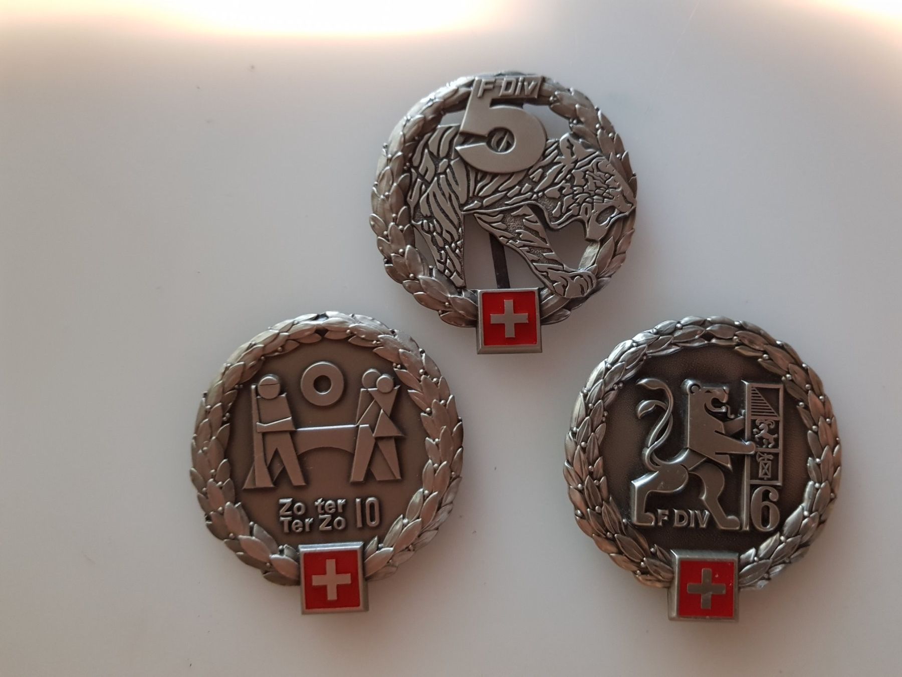 Schweizer Armee Plaketten & Abzeichen: Insignes pour béret militaire – Gebraucht aus Sonceboz-Sombeval von Monika60