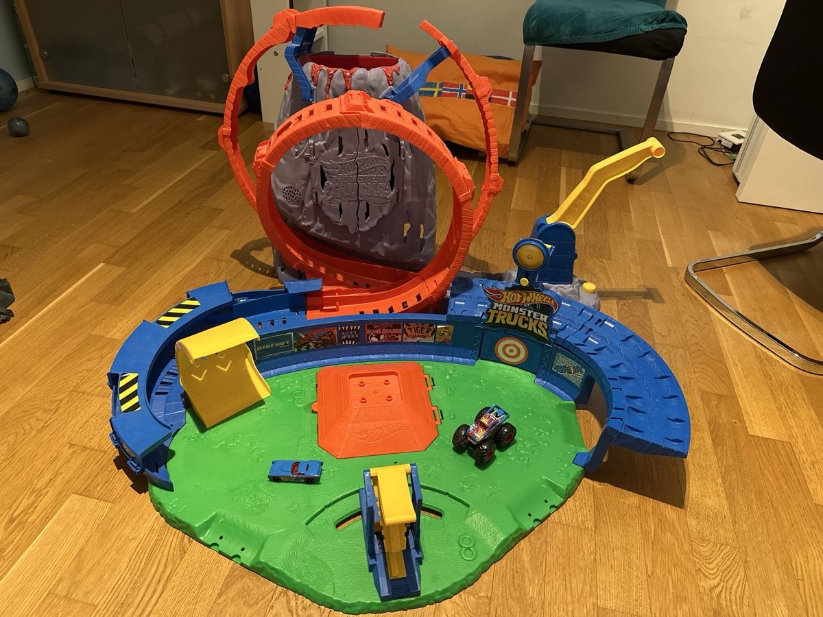 Hot Wheels Giocattoli: Hot Wheels Monster Trucks Bahn T-Rex Vulkan Arena – Usato da Schwerzenbach venduto da Marsupi
