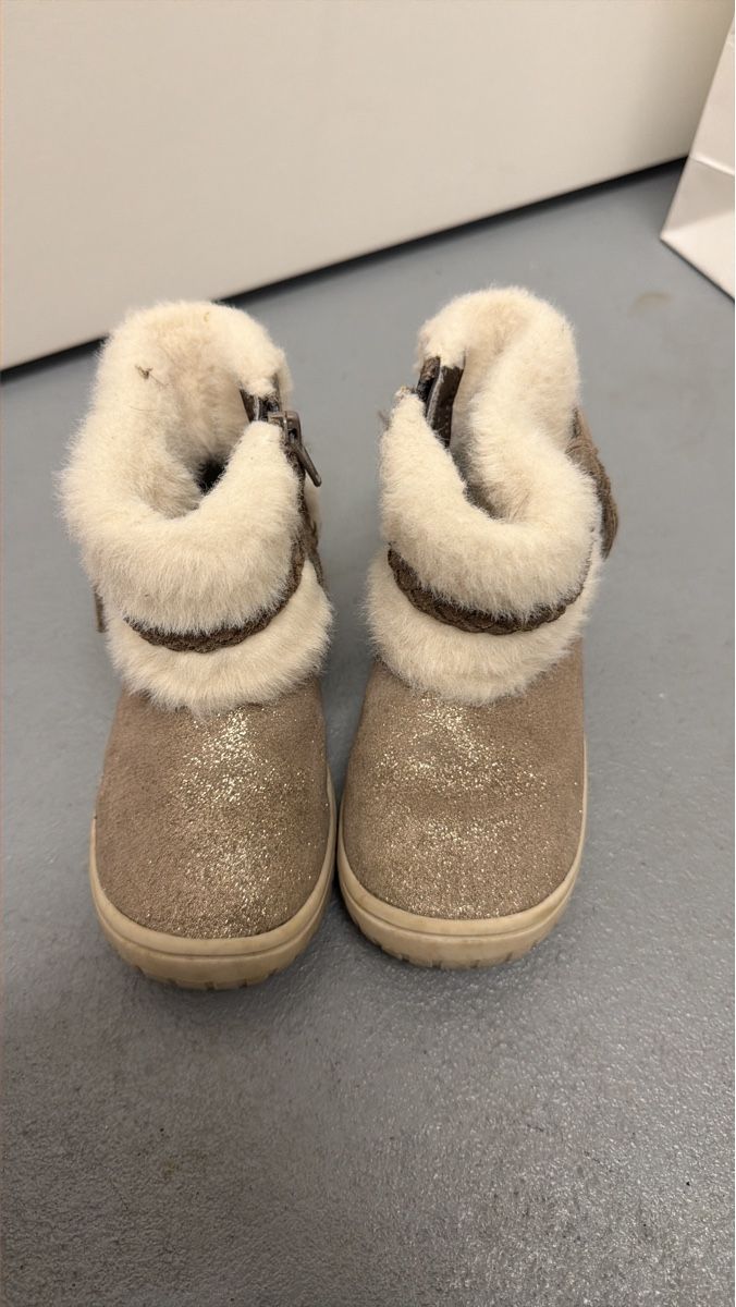 Geox Schuhe für Mädchen: Kinder Winterstiefel beige Glitzer Gr.23 – Gebraucht aus Adlikon b.Regensdf von buf_trw9