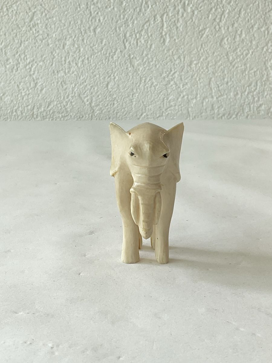Figurines: Ancien éléphant sculpté  – D'occasion à Malleray par Robot12