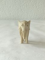 Ancien éléphant sculpté 