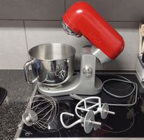 Kenwood kMix Küchenmaschine rot mit Zubehör.