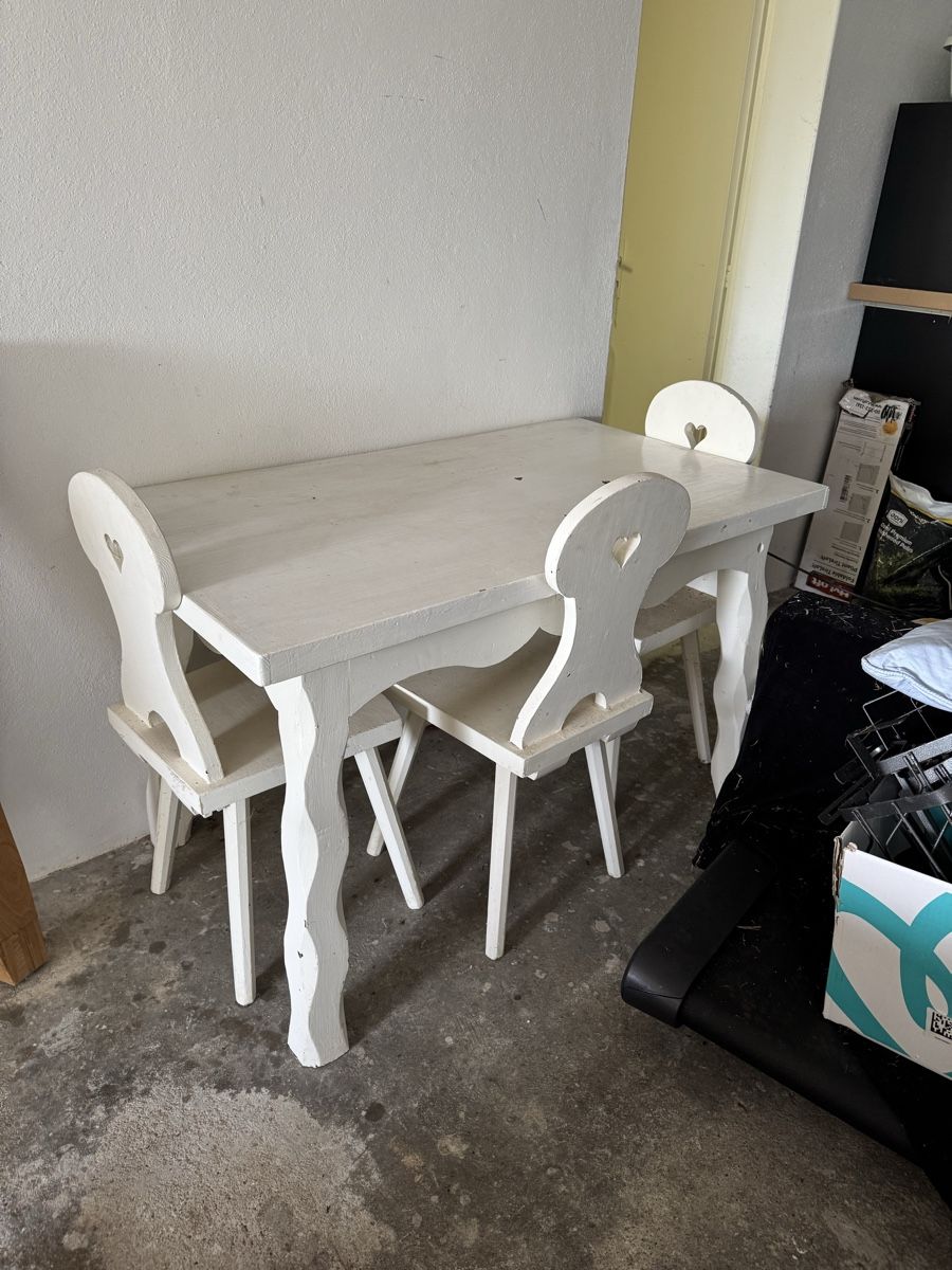 Set de table et chaises: Original Rustic Chalet Table H76cm L122cm W71cm and Chairs – D'occasion à Arzier-Le Muids par sim_lp7v 1