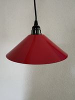 Rote, kegelförmige Metalllampe im dänischen Stil.