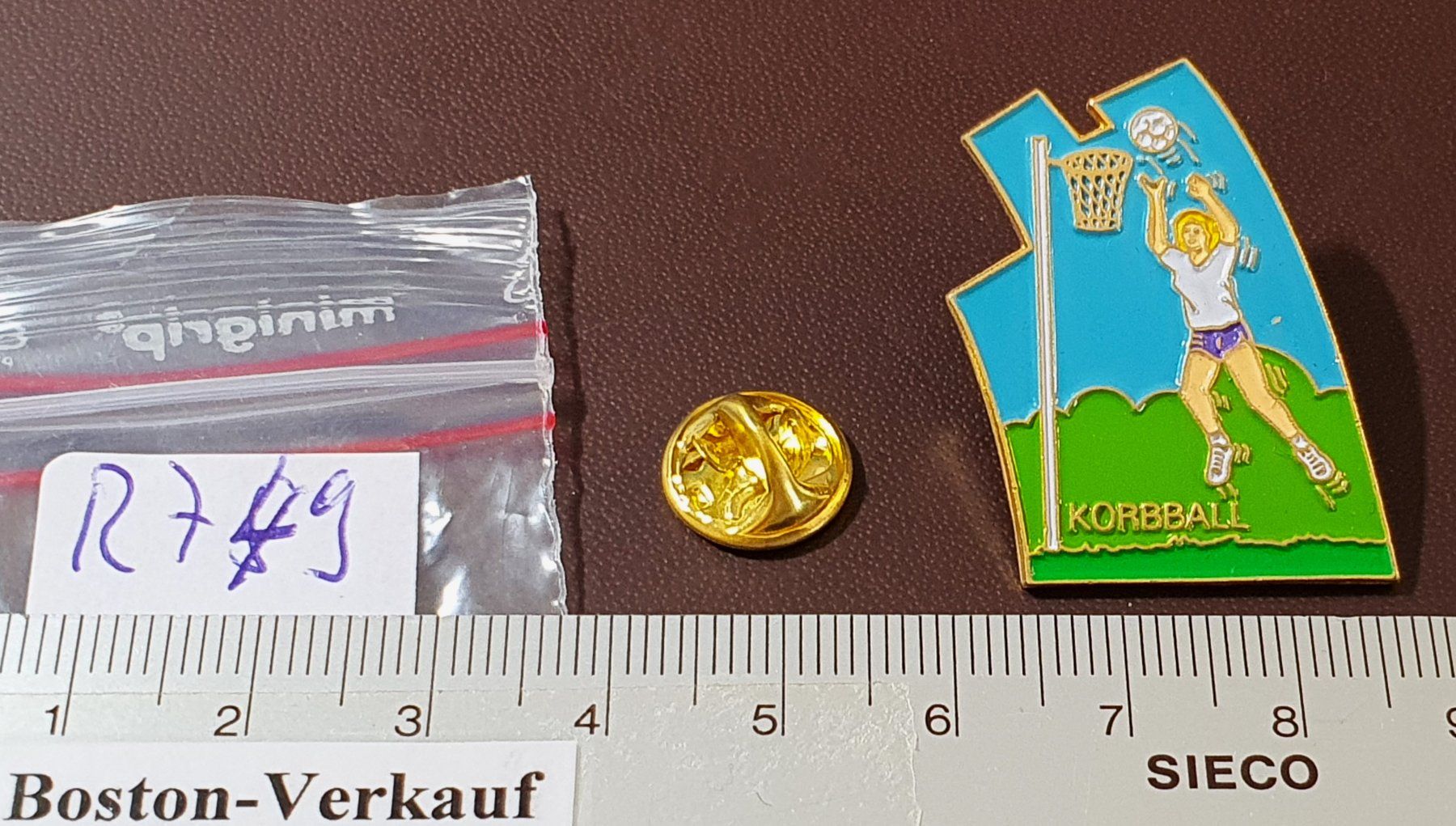 Placchette & Badge: R749 - Pin Frau Korbball – Usato da Reinach BL venduto da Boston-Verkauf 1