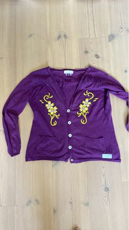 Lila Strickjacke mit Blumenstickerei Grösse 2, frühlingshaft