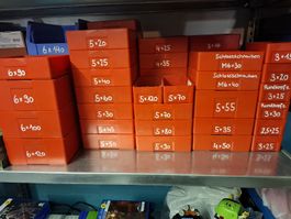 Schrauben grosses Lot. Total 50 Lista-Schubladeneinsätze