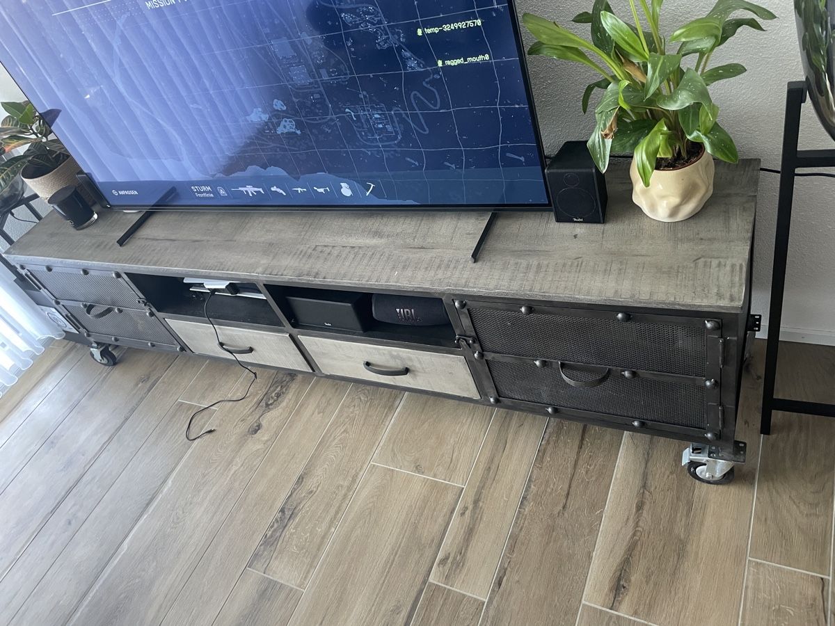 Mobili TV: Industrial TV-Möbel mit Rollen, Mango Holz – Usato da Birrwil venduto da Borro