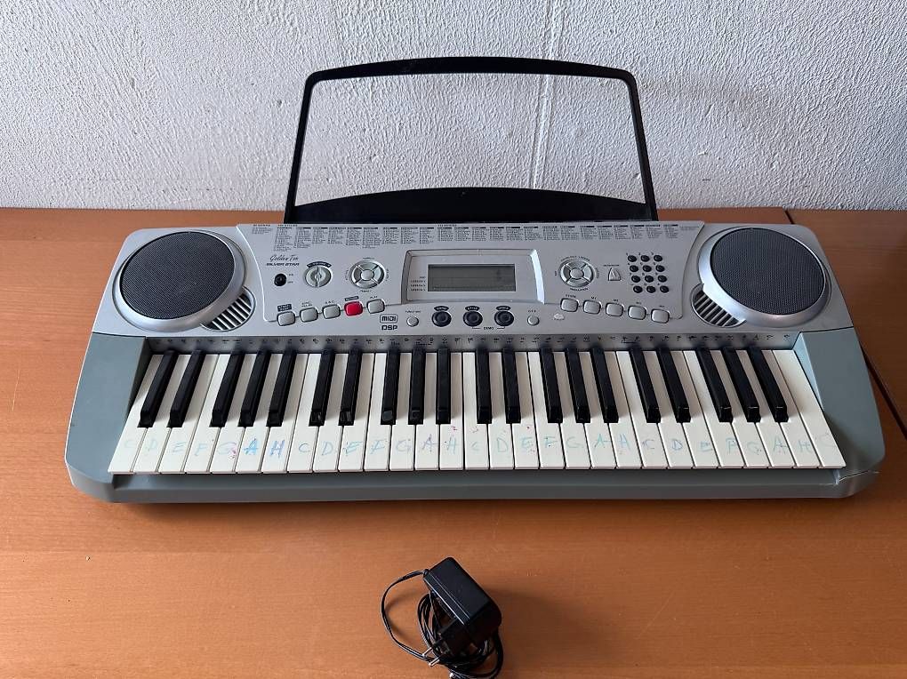 Musikinstrumente: Keyboard mit Notenständer und Noten – Gebraucht aus Uesslingen von sab_lj2l