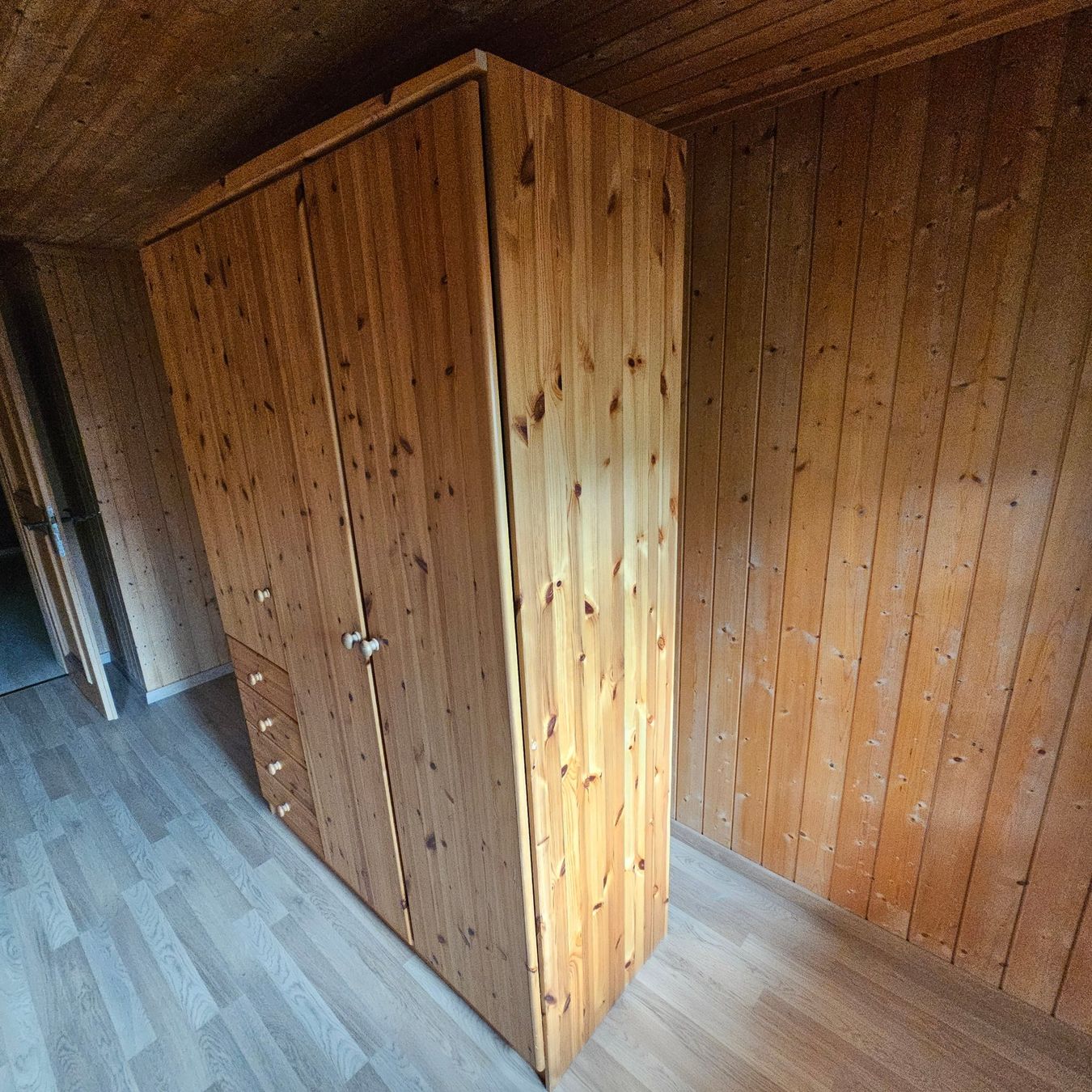 Armoires: Kleiderschrank Holz – D'occasion à Zweisimmen par St.Louis 2