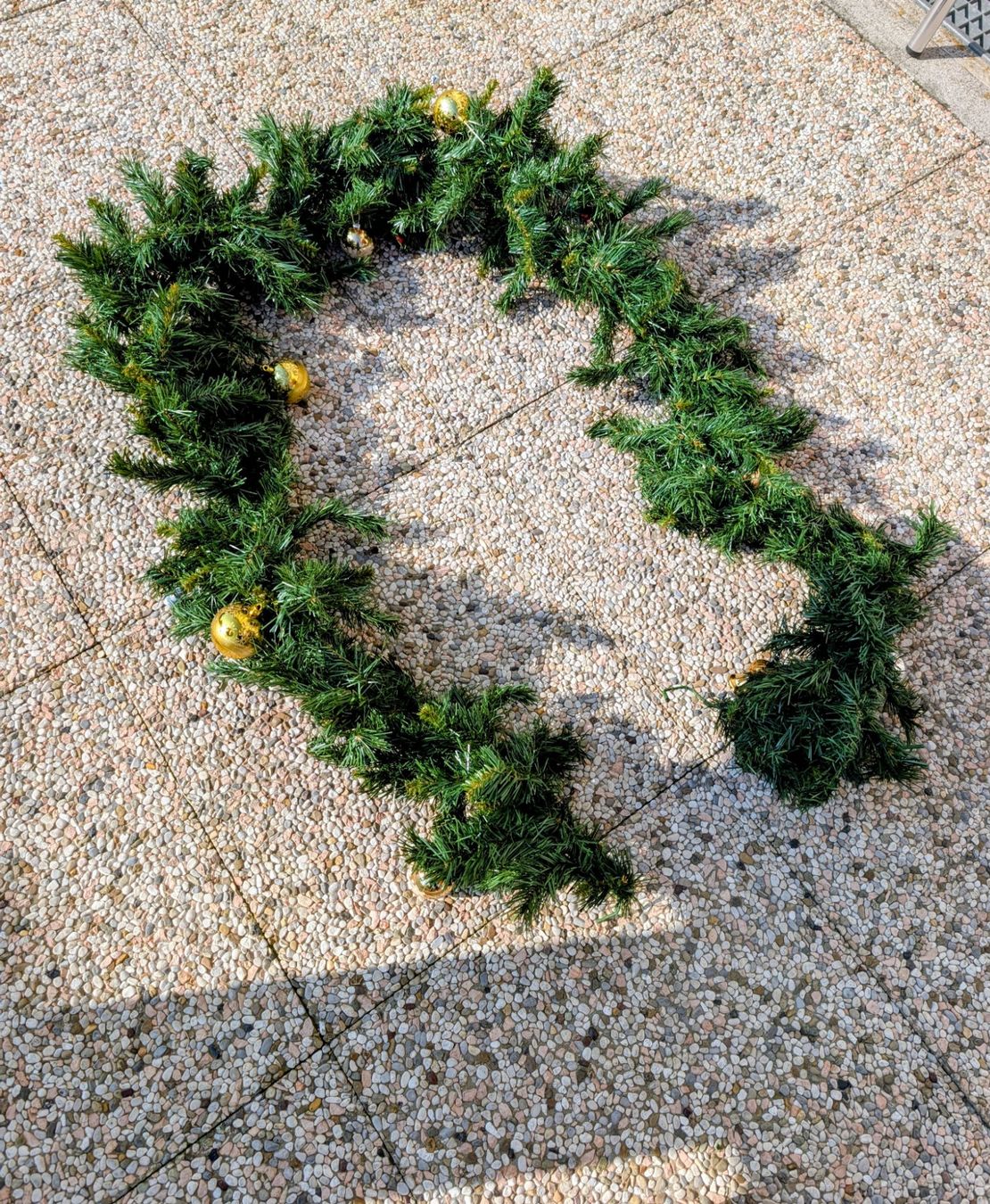 Alle Dekorationen: Weihnachts-Girlande mit gratis Kugeln - lang 2,5 m – Gebraucht aus Cugnasco von tizianaq 1