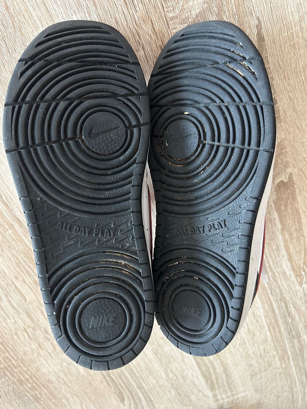 Nike Chaussures garçon: Turnschuhe Nike, gr. 33.5 – D'occasion à Romont FR par perrno 1