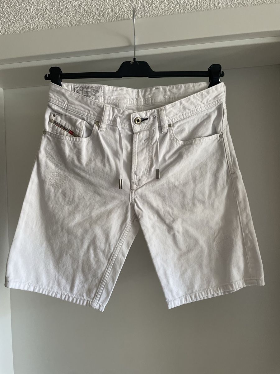 Diesel Pantalons: Shorts Diesel blanc taille 30 – D'occasion à Pâquier-Montbarry par mir_687p