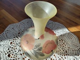 Vase aus mattem Glas floral bemalt
