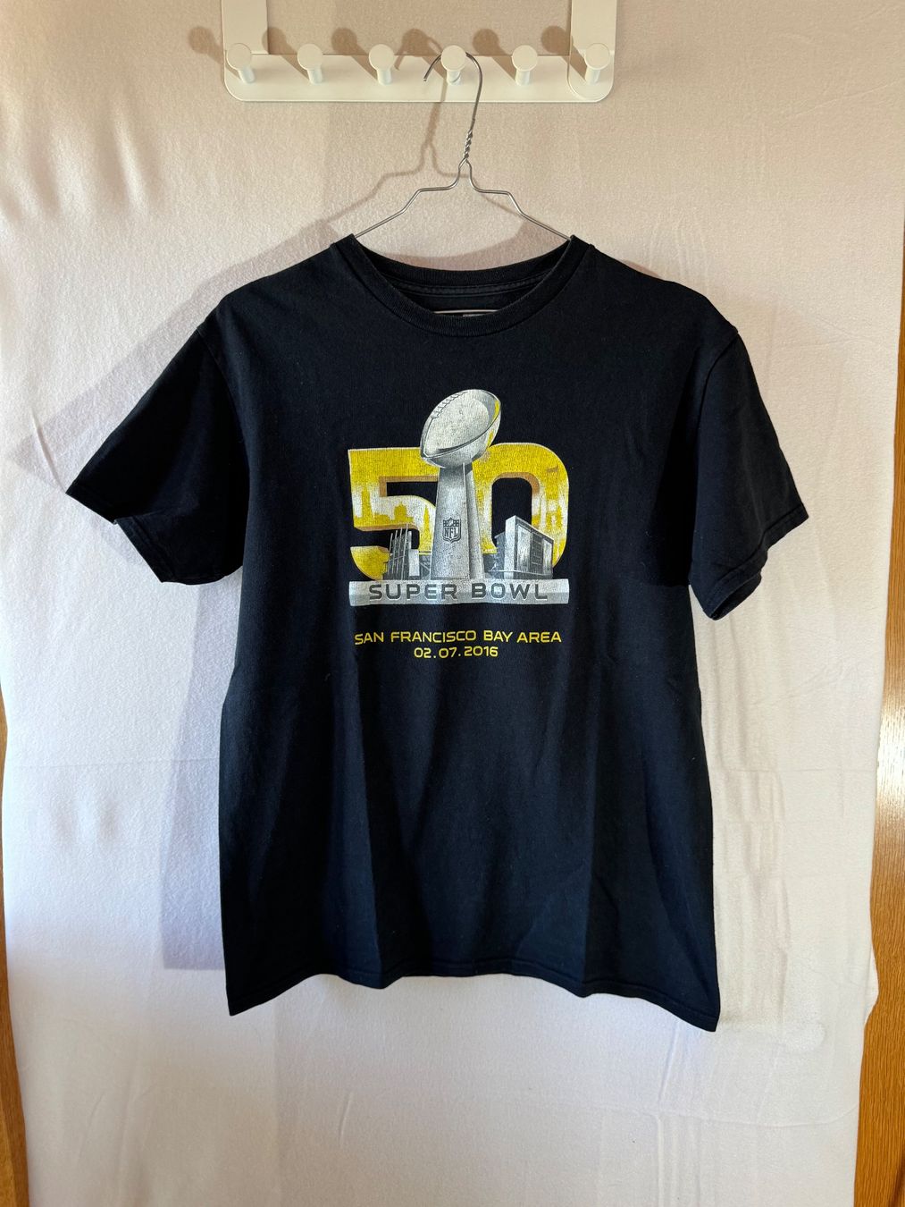 NFL T-shirt: schwarzes NFL T-Shirt ca Gr. M – Usato da Grosswangen venduto da second_hand_dress