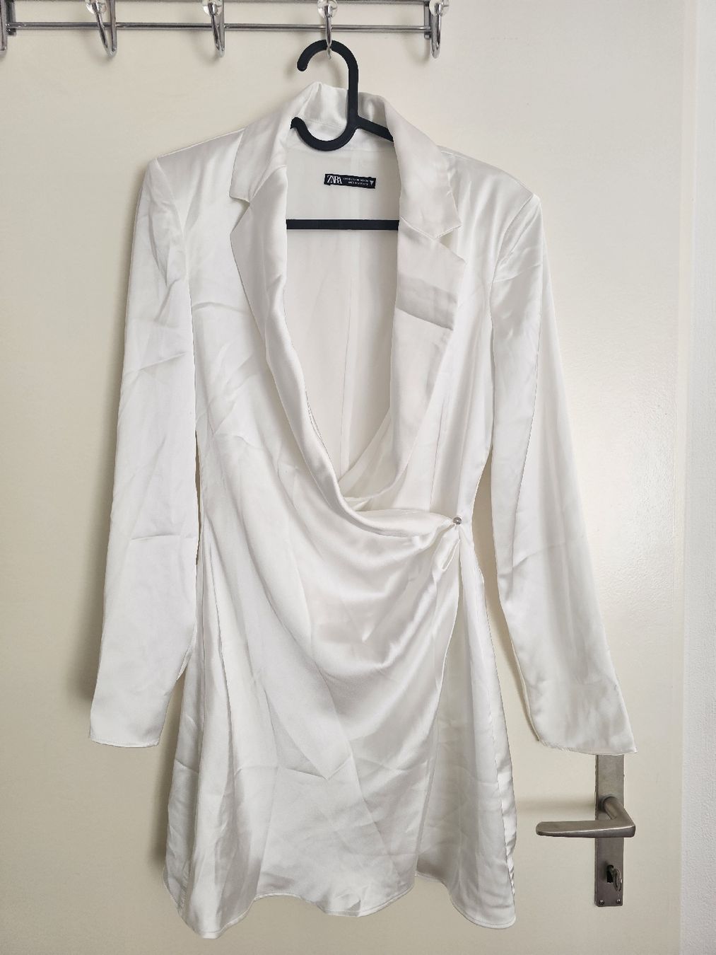 Zara Kleider: Robe blazer Zara blanche, élégante et moderne. – Gebraucht aus Vevey von Namani_02