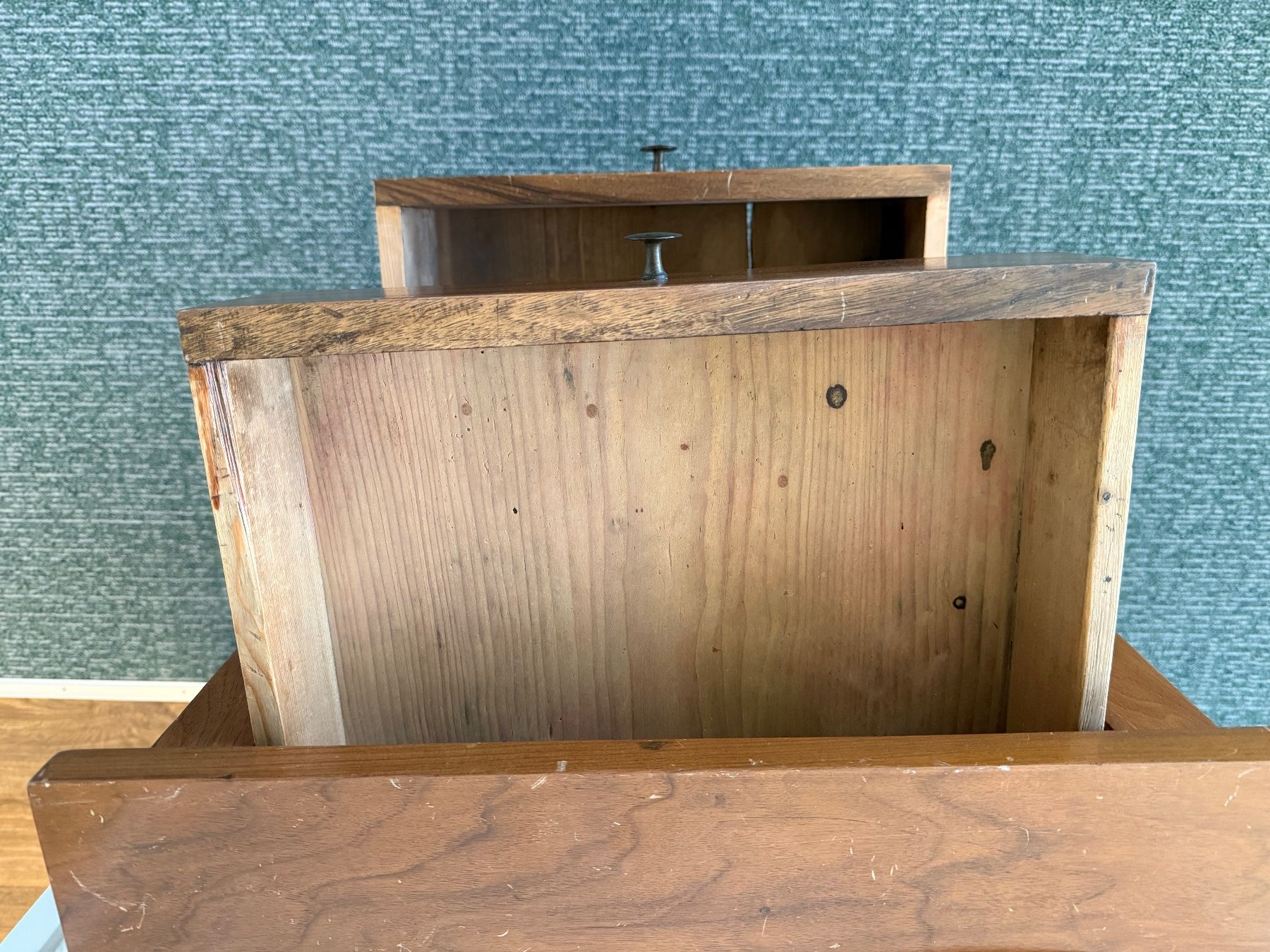 Cassettiere: Kleinmöbel antik Nussbaum mit 3 Schubladen, Kommode – Usato da Menziken venduto da Beemwe1 4