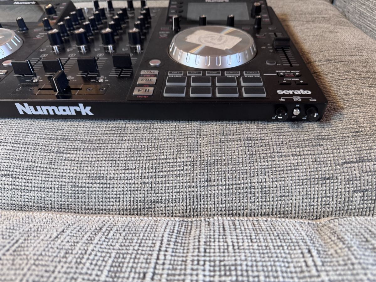 Numark Console di mixaggio: Numark NV DJ Controller mit UDG Ultimate Backpack – Usato da Doppleschwand venduto da Denos 3