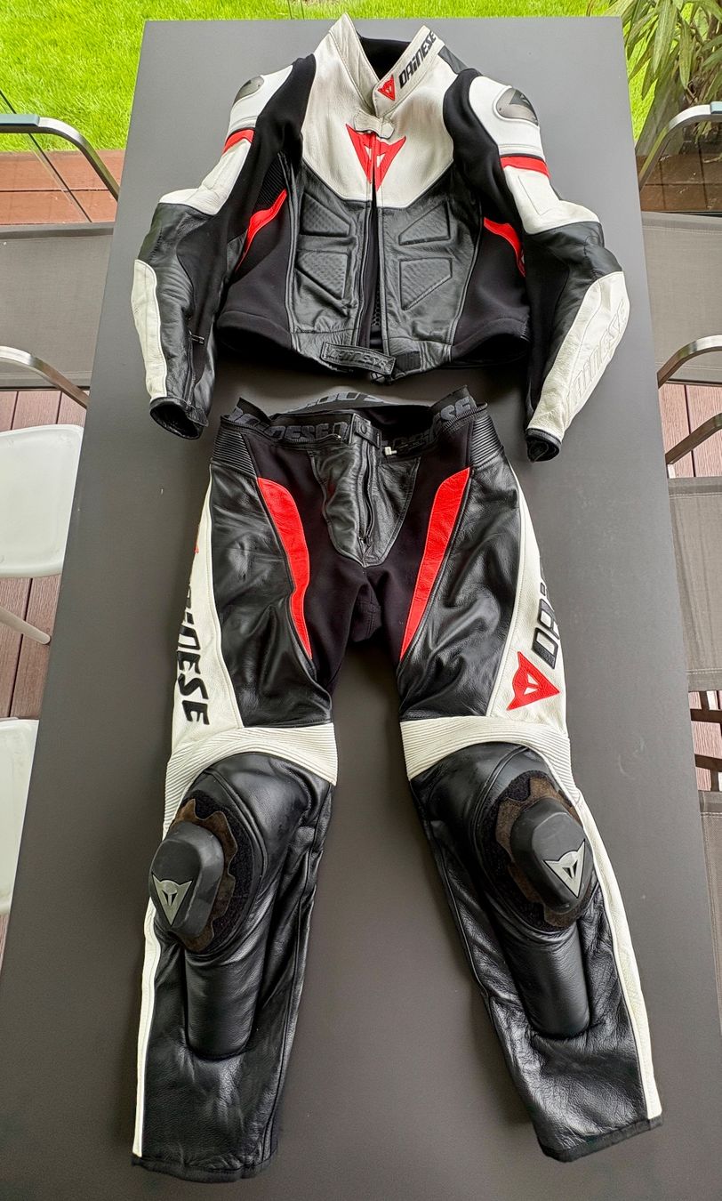 Completi: Dainese Avro D2 Lederkombi Gr. 52 – Usato da Frick venduto da Martaen
