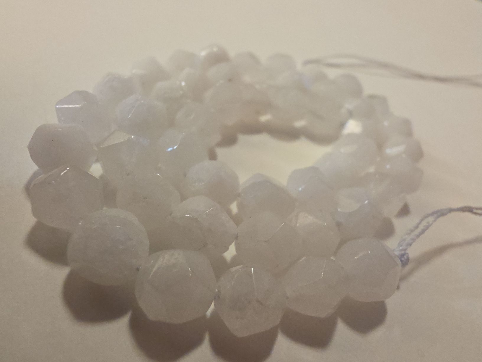 Minerali & Pietre curative: Jaspis weiss facettiert. 8mm. Strang – Nuovo e nell'imballaggio originale da Menziken venduto da Mirager 2