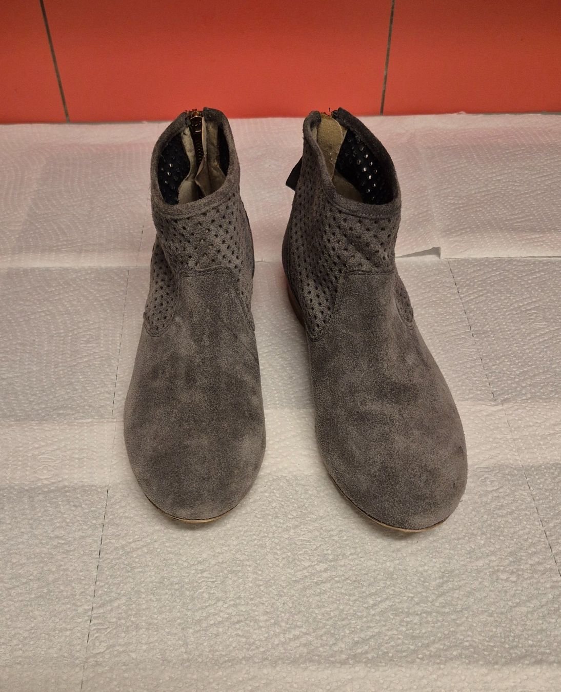 Scarpe da donna: Graue Wildleder-Stiefeletten mit Lochmuster Gr. 38 MAX – Usato da Zürich venduto da Roberto040 1