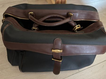 Reisetasche Stoff Leder braun schwarz mit Schultergurt.