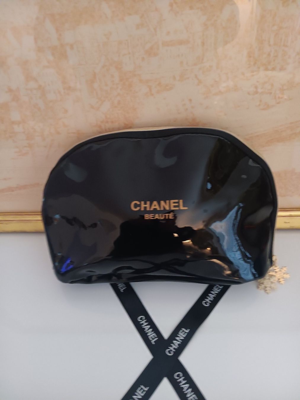 Chanel Custodie per cosmetici: Chanel Original Neu Kosmetiktasche Schwarz 25 cm mit Logo – Nuovo e nell'imballaggio originale da Chur venduto da alc_9q6q