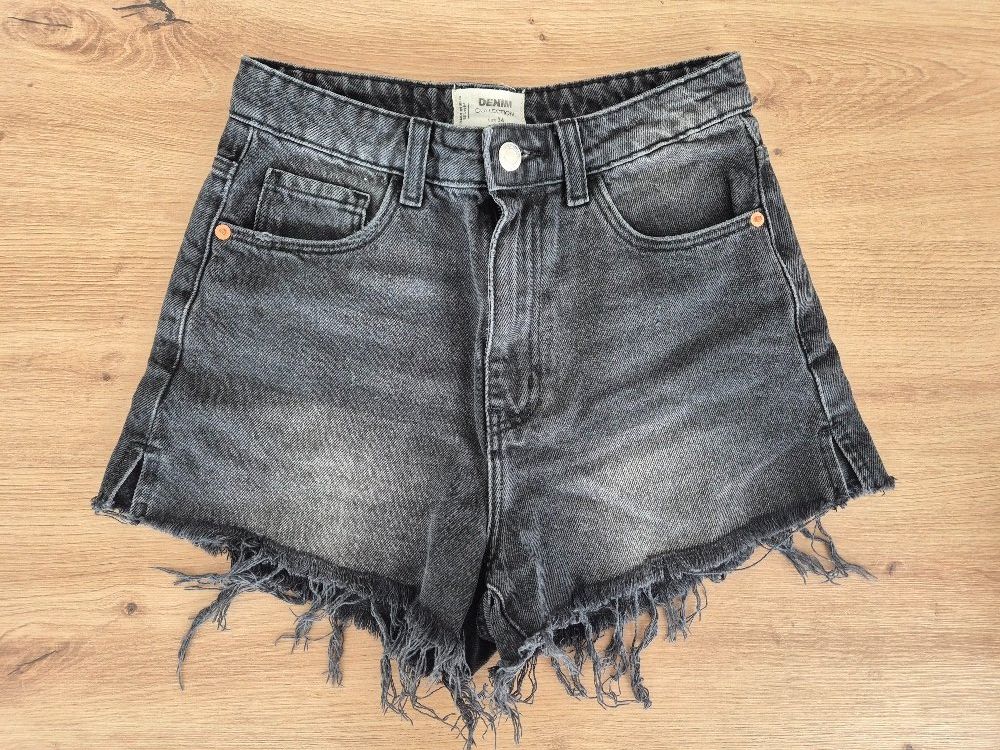 Pantalons: Shorts Grösse 34 – D'occasion à Buttisholz par sico20