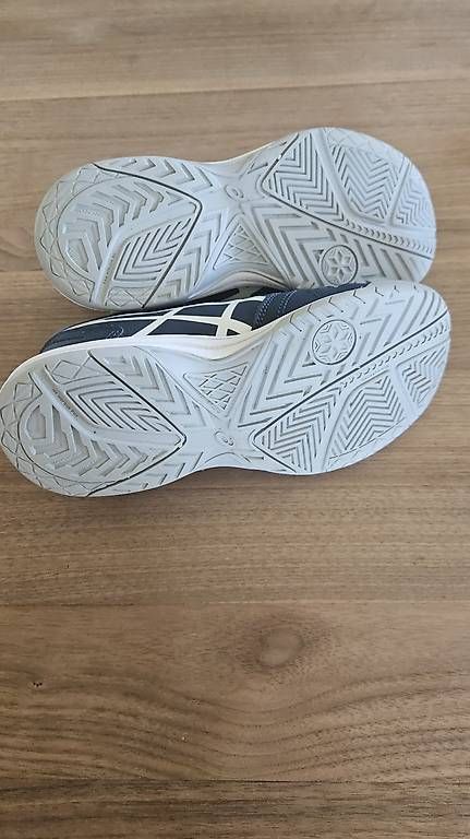 Scarpe per ragazzi: Asics Hallenschuh Gr. 35 – Usato da Wiedlisbach venduto da Papillon83 1