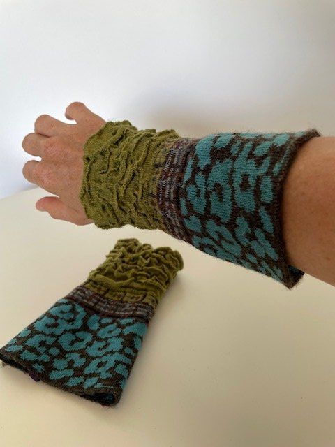 Altro in  Abbigliamento & Accessori: Armstulpen mit Krausen und Muster – Usato da Küssnacht am Rigi venduto da goldsucherin