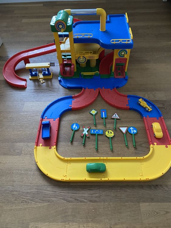 Wader 05.080 Garage Con Auto E Stazione Di Servizio – Gioco In Plastica Per Bambini Dai 3 Anni In Su. Verricello Funzionante!