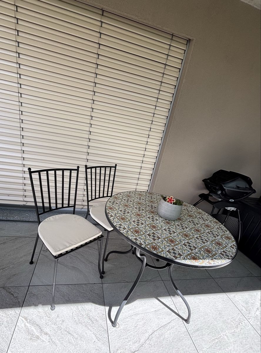 Set di tavolo e panche: Table de jardin et chaises – Usato da Arbaz venduto da CicciStore
