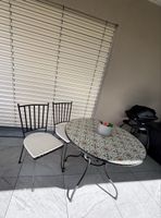 Table de jardin et chaises